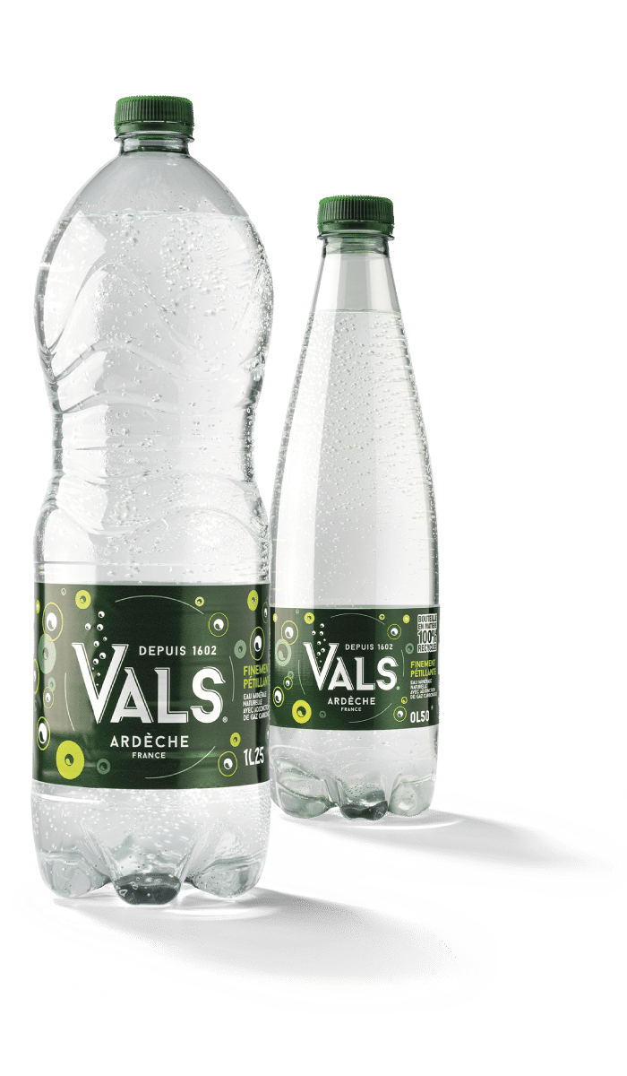 Bouteilles Vals en formats 1.25l et 0.50l, en matière plastique 100% recyclée (rPET) et 100% recyclables.