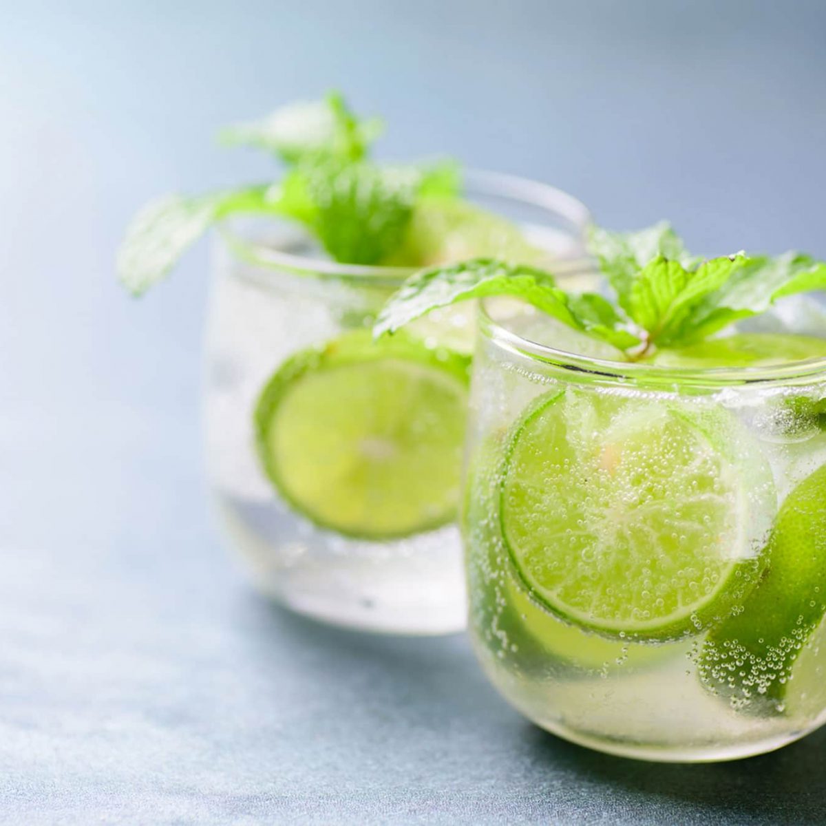 Découvrez la fraîcheur d'un verre de Vals accompagné de citron et de menthe !